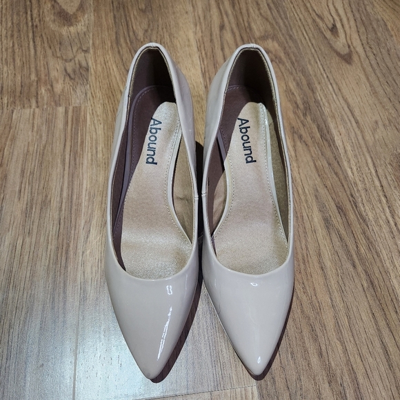 Abound Shoes - Abound Women's Cream Pumps, Size 5.5M